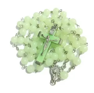 批发发光念珠项链宗教耶稣十字绿色8 * 8毫米珠子发光念珠十字架项链
