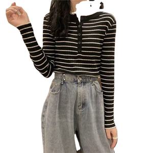 Nouveau produit Explosion pull femmes couleur bloc rayé noir blanc tricots mince pull à bouton unique pour les femmes - Product Image 1