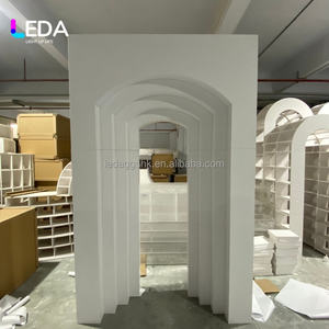 Arco Decorativo LEDA Personalizable para Bodas, Diseño Simple y Clásico en Acrílico Blanco con Ondas, Fondo de PVC para Eventos y Escenarios - Product Image 2