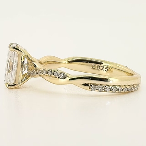 Elegante Anello Nuziale con Moissanite Placcato Oro 18K in Argento S925, Taglio Ovale da 1ct con Incastonatura a Griffe, Gioielli da Sposa - Product Image 4