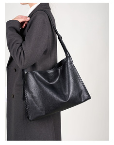 Bolso Tote de Cuero Genuino de Alta Gama para Mujer, Hecho a Mano, de Piel Vacuna Esmerilada con Cierre de Cremallera, Diseño para Llevar Bajo el Brazo o Cruzado - Product Image 5