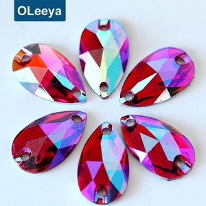 Strass en résine OLeeya 13x22mm en forme de goutte, couleur péridot AB, dos plat argenté, à coudre pour justaucorps - Product Image 4