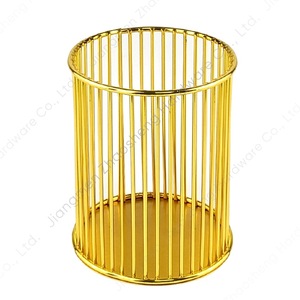 ที่เก็บแปรงแต่งหน้าทรงกลมโลหะสีทอง ขนาด 8x9.9 ซม. สำหรับจัดระเบียบเครื่องสำอาง ใช้ได้กับเครื่องสำอาง  สามารถสกรีนโลโก้ได้ เหมาะเป็นของขวัญทางธุรกิจ - Product Image 1