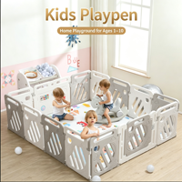 Parque de juegos modular gris y blanco con piscina de bolas, tobogán, columpio, aro de baloncesto, estante de almacenamiento y panel de actividades para niños de interior