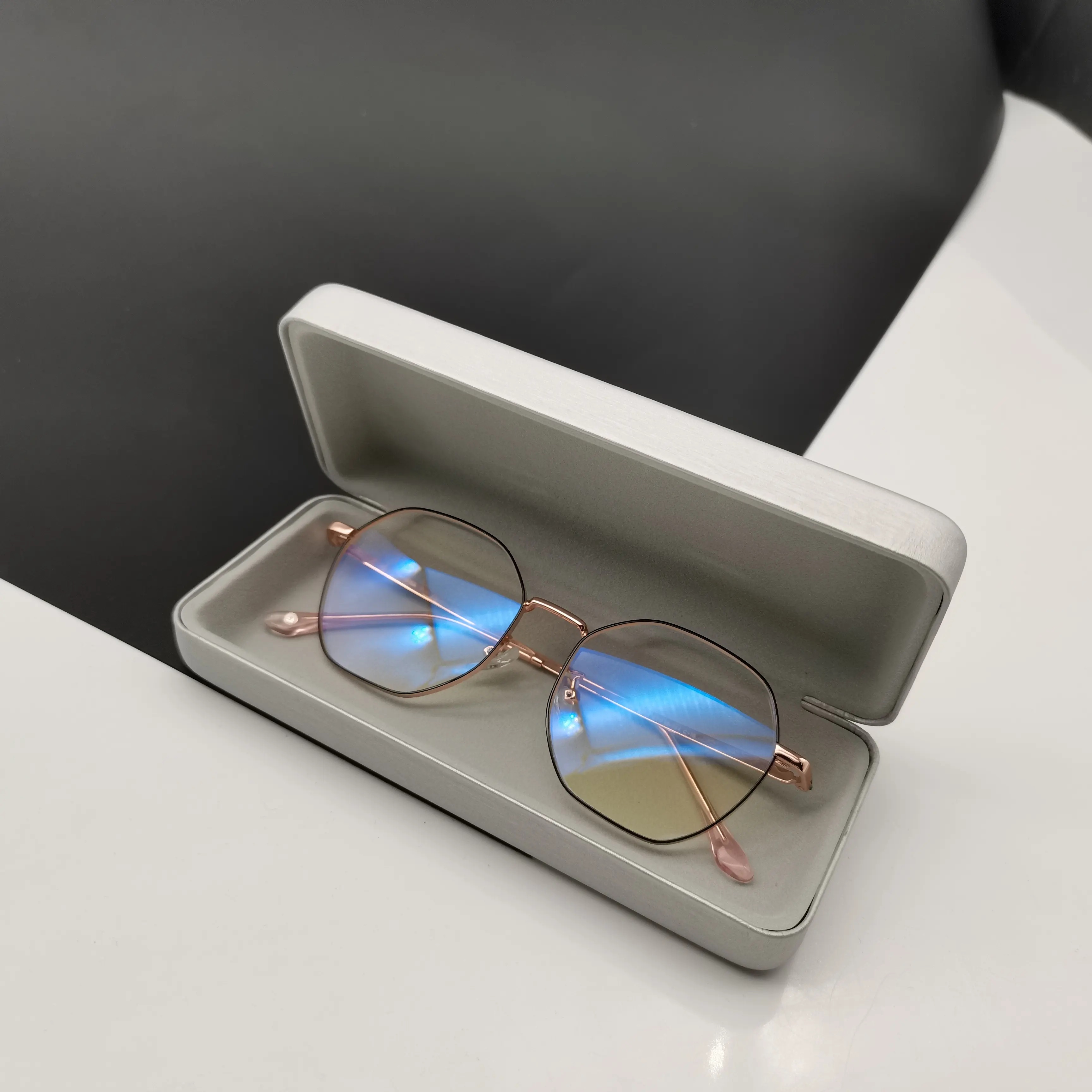 2023 Personalized hard pu leather glasses case kids sunglasses case