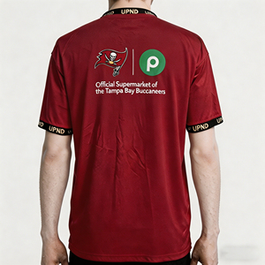 T-<span class=keywords><strong>shirt</strong></span> officiel des Tampa Bay Buccaneers pour homme, collaboration Publix, rouge foncé, manches courtes, col rond, formel, 100 % polyester, pour les fans de football - Product Image 3