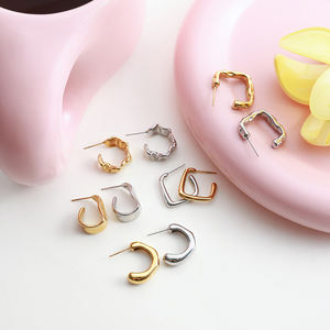 Boucles d'oreilles minimalistes en acier inoxydable plaqué or 18 carats Boucles d'oreilles irrégulières carrées en forme de C - Product Image 4