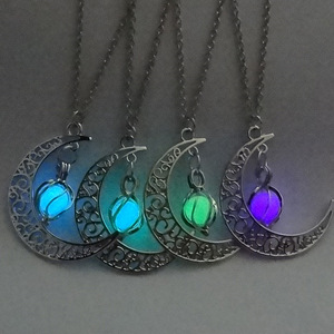 Collier lumineux de lune pour les femmes Halloween pendentif en pierre lumineuse creuse en acier inoxydable plaqué argent bijoux de charme chic - Product Image 1