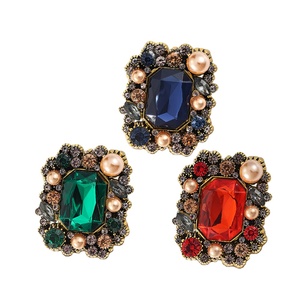 Broche Unissex Requintado de Joias Vintage com Pedras Coloridas Artificiais e Strass Lapidação Esmeralda em Liga Metálica - Product Image 4