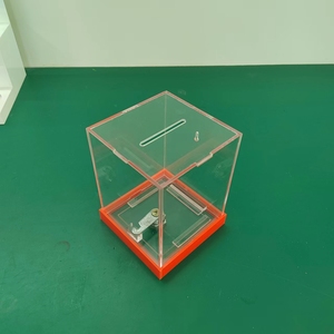 Hucha de acrílico transparente ecológica personalizada para colgar en la pared con llave para reutilizar - Product Image 2
