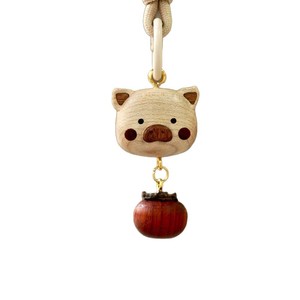 Porte-clés en bois cochon mignon avec breloque kaki pour décoration de téléphone ou cadeau - Product Image 5