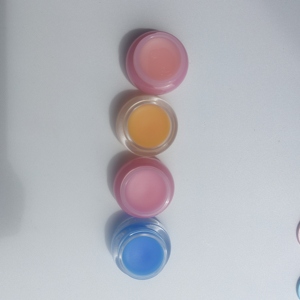 Baume à lèvres liquide végétalien hydratant et réparateur aux saveurs de fruits et de fleurs pour le soin des peaux mortes, facile à transporter - Product Image 4
