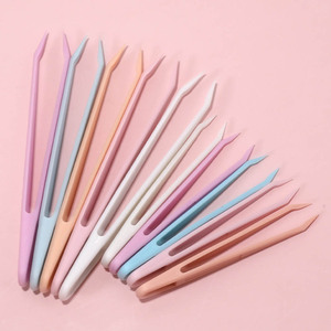 Pinces à épiler en plastique colorées à <span class=keywords><strong>dessin</strong></span> diamant, pinces à épiler pointues inclinées pour extensions de cils, pinces à épiler durables faites à la main pour les sourcils - Product Image 3