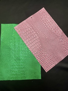 生动的鳄鱼纹压花皮革织物床单: 引人注目，耐用的材料，用于时尚和配饰设计 - Product Image 5