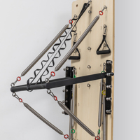 Planche de Pilates à ressorts avec échelle graduée, en bois massif, barre de traction métallique réglable en hauteur, multiples crochets, fixation murale