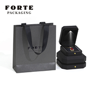 Boîte de présentation de bijoux LED noire de qualité supérieure, artisanat exquis, logo personnalisé pour un cadeau de mariage, d'anniversaire ou d'occasion spéciale