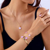 XF Promotion Exceptionnelle : Ensemble de Bijoux Femme Tendance Fleur Porte-Bonheur, Trèfle à Quatre Feuilles Noir et Rose, Plaqué Or – Bracelet, Jonc, Bague, Boucles d'Oreilles, Collier