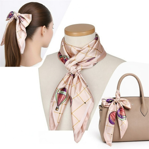 Écharpe fine en soie à motif montgolfière rose bonbon pour femme, idéale comme nœud pour cheveux et attache décorative pour poignée de sac à main - Product Image 1