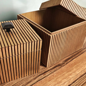 प्राकृतिक स्लेटेड बांस की लकड़ी के रखरखाव बॉक्स वर्ग घोंसले मेज के साथ मेज संगठन के लिए ऊर्ध्वाधर पट्टी बनावट के साथ - Product Image 2