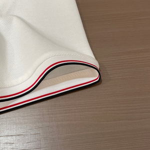 Polo en piqué blanc de haute qualité, personnalisable en gros, à manches courtes, avec col et poignets rayés bleu marine et rouge, pour hommes - Product Image 3