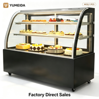 Vitrine à gâteaux en verre incurvé haut de gamme, réfrigérée, pour la présentation de desserts dans les pâtisseries de luxe