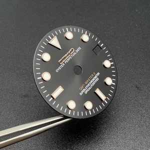 Nuevo Estilo de Reloj Mod GMT con Esfera Negra Sunburst, Índices Dorados, Índices en Oro Rosa, 28.5MM, Luminoso Verde, Compatible con Movimiento NH34 - Product Image 2
