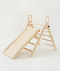 مجموعة التسلق الخشبي للأطفال الخشبية لتدريبات الصالة الرياضية للأطفال مصممة على شكل مثلث الغابة مع منحدر مقوس وتسلق متأرجح - Product Image 5