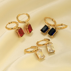 Boucles d'oreilles créoles rectangulaires en acier inoxydable plaqué or avec zircone cubique pour femme - Product Image 5