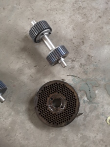 Rouleau et <span class=keywords><strong>matrice</strong></span> de <span class=keywords><strong>matrice</strong></span> pour <span class=keywords><strong>presse</strong></span> à granulés de bois biomasse KL200 de 200 mm de diamètre - Product Image 2