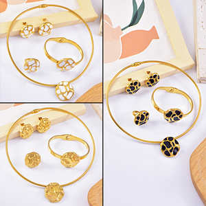 2025 रेट्रो स्टेनलेस स्टील कॉलर काले और सफेद अनियमित गोल नेकलेस ब्रेसलेट स्टड इयररिंग सेट - Product Image 4