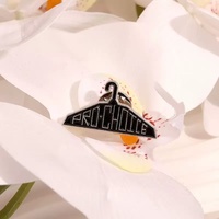 En gros, Nouveaux épingles créatives en métal noir, badges mignons de dessins animés avec design alphabétique pour accessoires de mode
