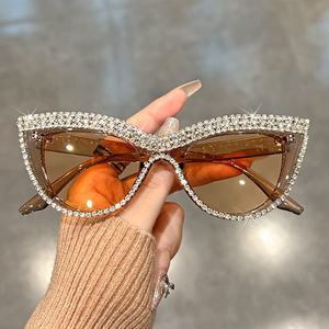 Lunettes de soleil œil-de-chat tendance pour femmes, ornées de strass, avec une monture composite scintillante. Idéal pour les bals de promo, les costumes - Product Image 3