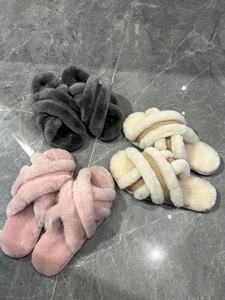 Chaussons d'extérieur chauds et doux à semelle épaisse et doublure en fourrure, conçus pour les bottes de neige d'hiver de haute qualité pour femmes. - Product Image 3