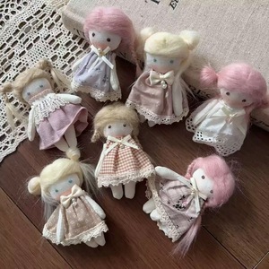 Porte-clés Poupée en Tissu Fille Mignonne aux Cheveux Tressés, avec Robe à Jupe Florale, Breloque <span class=keywords><strong>de</strong></span> Sac, Décoration Cadeau Féminin, Ornement Suspendu Polyvalent et Tendance - Product Image 5