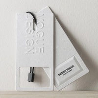 Etiquetas Colgantes de Papel Kraft Negro Personalizadas OEM con Logotipo UV en Relieve y Código de Barras - Etiquetas Biodegradables para Ropa