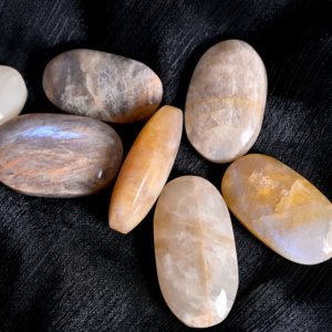 Pierre de méditation en pierre de lune jaune polie, pierre de méditation pour la réflexion, cristal de guérison pour le Reiki, soulagement de l'anxiété, décoration intérieure, vente en gros - Product Image 6