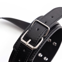 Accessoires SM populaires : Menottes inversées en PU et colliers connectés pour jeux de soumission, jouets sexuels alternatifs pour adultes