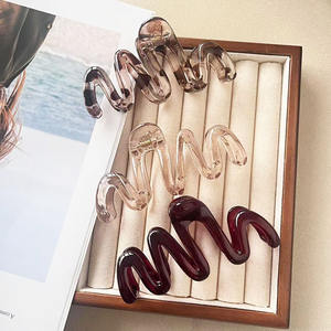 Pinces à cheveux transparentes à motif vague, grandes pinces requin transparentes pour femmes, pinces à cheveux en plastique pour cheveux épais, vente en gros - Product Image 4