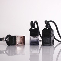 Diffuseur d'huile essentielle de bouteille de parfum de voiture suspendue promotionnelle de 8ML pour le désodorisant coloré de bouteille en verre d'arome de voiture de voiture