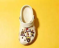 Sabots de dessin animé pour enfants, légers et respirants, pantoufles d'été avec de jolis charms, antidérapants, chaussures de plage décontractées pour garçons et filles
