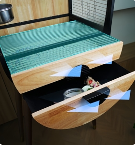 Elegante grote houten vogelhuisje met printpatroon, met een elegant dak en voederbak - Product Image 6