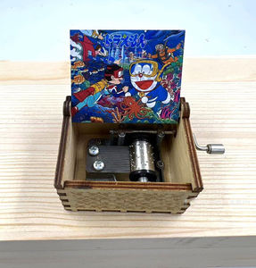 กล่องดนตรีไม้โดราเอมอนแบบหมุนมือ แกะสลักลายสี่เหลี่ยมผืนผ้า ของเล่นไม้ตกแต่งบ้าน รุ่น HS-24ZN140 ของขวัญสุดพิเศษ - Product Image 2