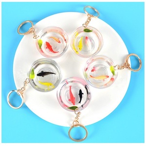 Los llaveros y colgantes de peces dorados y koi se venden con gran rapidez en los puestos de los mercados nocturnos, convirtiéndolos en recuerdos populares. - Product Image 1