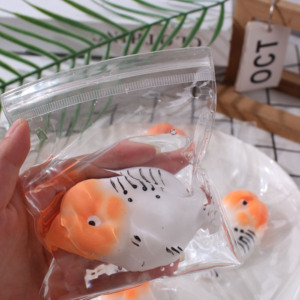 ของเล่นบีบลดความเครียดรูปปลาทอง ลานโชว์ ทำจากยาง TPR นุ่ม - Product Image 2