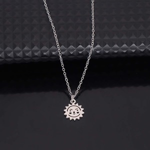 Nouveau style tendance : Collier soleil en acier inoxydable plaqué or, pendentif visage souriant personnalisé et polyvalent, vente en gros - Product Image 2