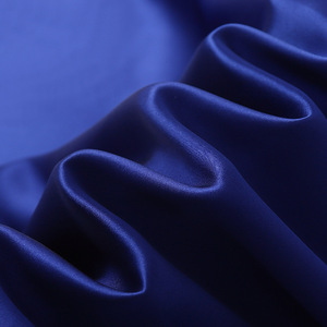 Tessuto in Seta di Gelso Organica 22 Momme, Larghezza 114cm, <span class=keywords><strong>Crepe</strong></span> Satinato Tinta Unita 100%, Ecologico, per Pigiami da Ragazza e Abiti da Sposa - Product Image 3