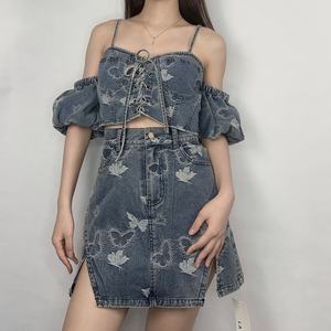 ชุดเดรสยีนส์เซ็กซี่แบบสั่งทำสำหรับผู้หญิง OEM เสื้อและกระโปรงแฟชั่นใหม่ แขนกุด ปักลายดอกไม้ สไตล์ลำลองสำหรับฤดูร้อน - Product Image 1