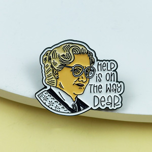 Broche de personnage de dessin animé de grand-mère mignonne, badge de mode anglais, aide en route, chère épingle en émail - Product Image 2