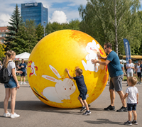 Lune gonflable personnalisée avec illustration de lapin pour la décoration de festivals, les activités de vacances, les publicités commerciales