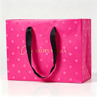 Sacs en papier magenta imprimés avec estampage à chaud, poignées en ruban, emballage cosmétique personnalisé, sacs cadeaux pour parfums, fournis directement par l'usine